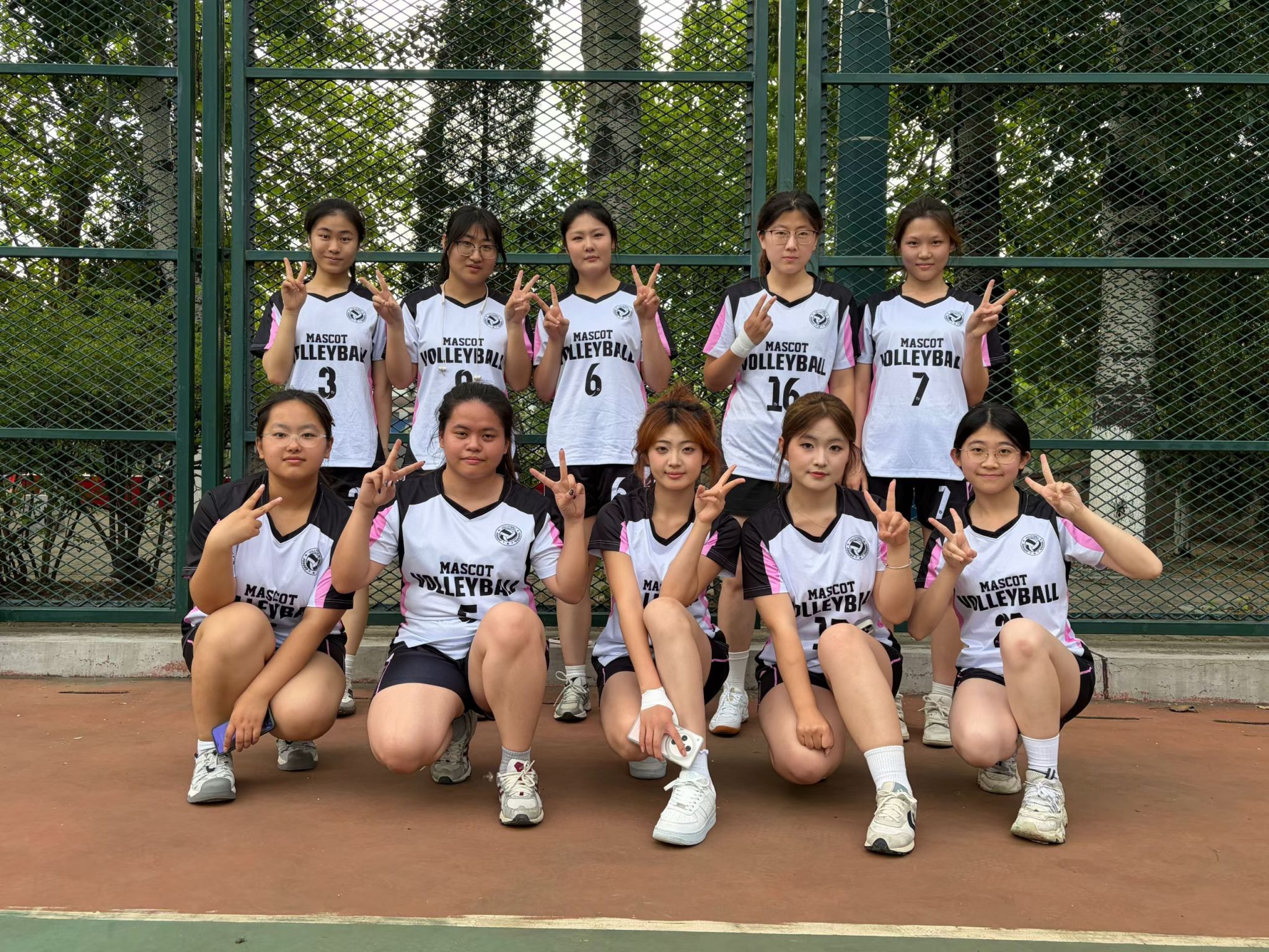 顽强拼搏，赛出风采——数院学子挥洒汗水，排球场尽显青春活力